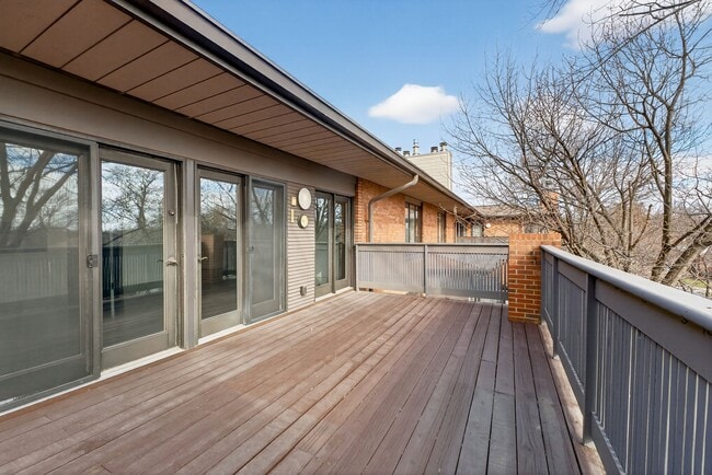 Building Photo - 155 N Hanley Rd