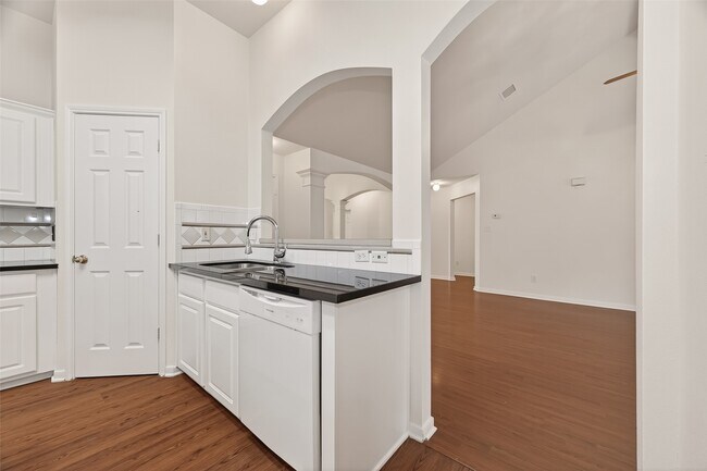 Building Photo - 2015 Waverly Glend Dr