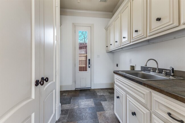 Building Photo - 6416 Dykes Way