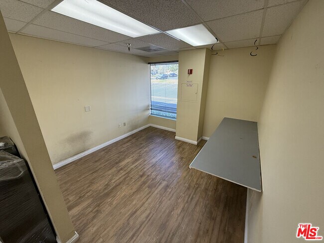 Building Photo - 820 N Mountain Ave