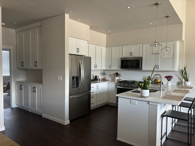 Building Photo - Cute, modern 2 bed 2.5 bath condo for rent!