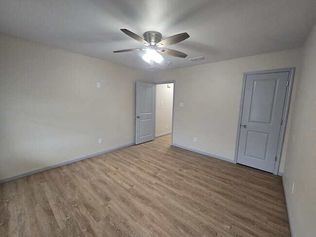 Building Photo - Spacious 3/2/2 Home with Modern Finishes a...