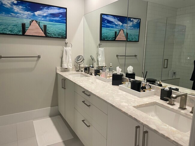 Master Bath - 1111 Central Ave