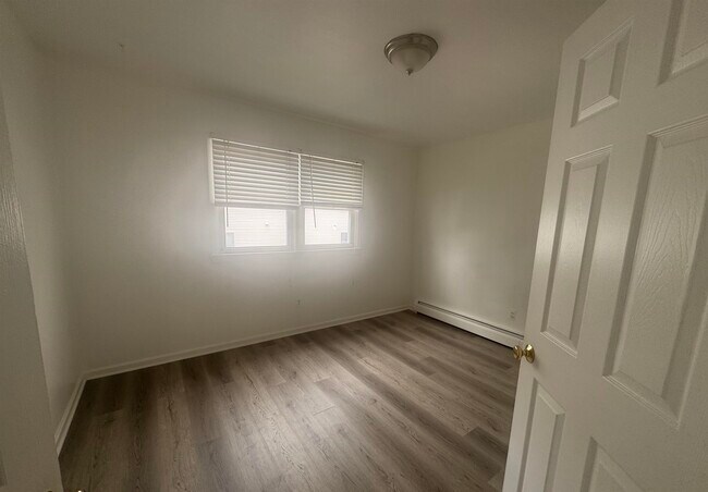 Building Photo - 121 Mallory Ave