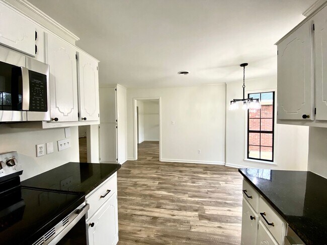 Building Photo - 2102 Fillmore Dr