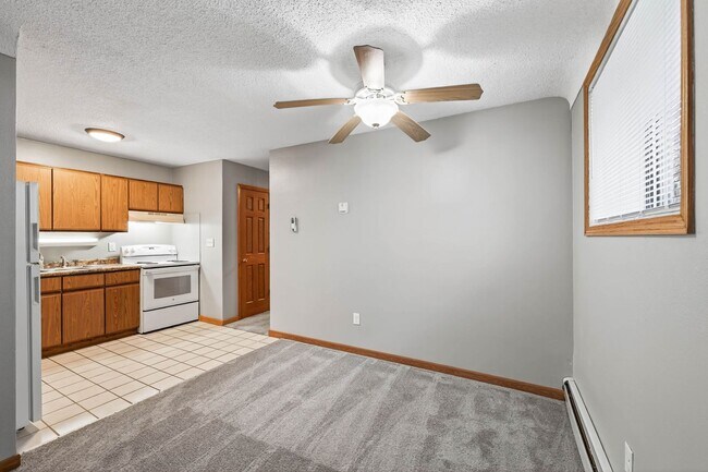 Building Photo - Updated Spacious 2BR/1 Bath Apartment Avai...