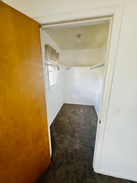 Building Photo - 5620 Cresthaven Ln