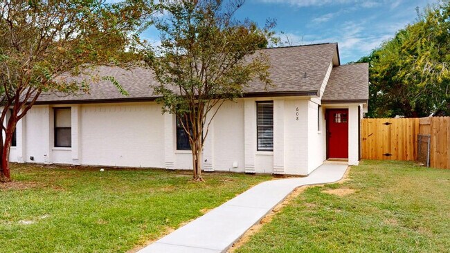 Building Photo - 608 Navarro Dr