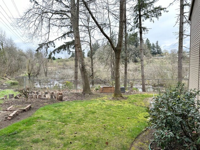Building Photo - Ideal 2 Bedroom 2 Bathroom Lower Level Unit - Backs to Beautiful Greenspace!