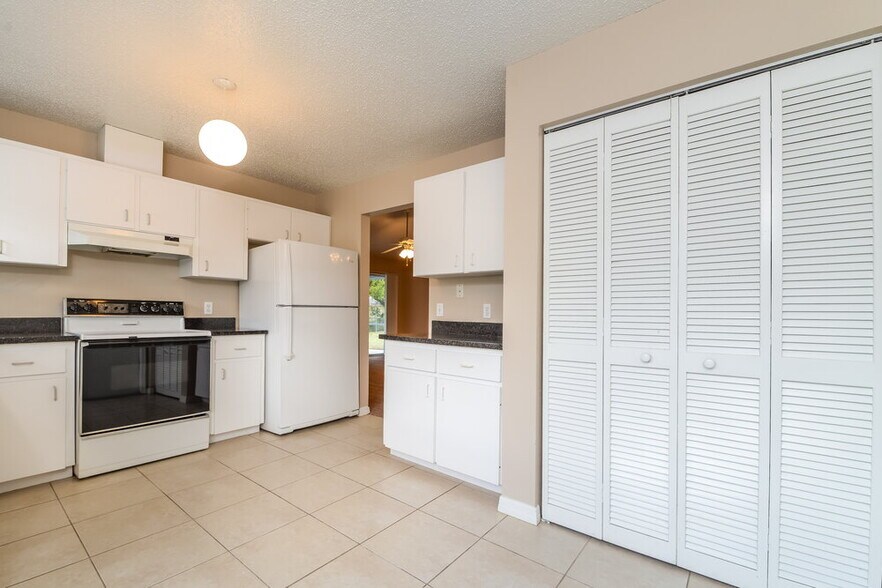 Building Photo - 1205 Oak Trace Dr