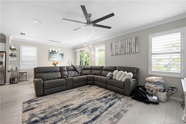 Building Photo - 1550 NE Skyhigh Ter