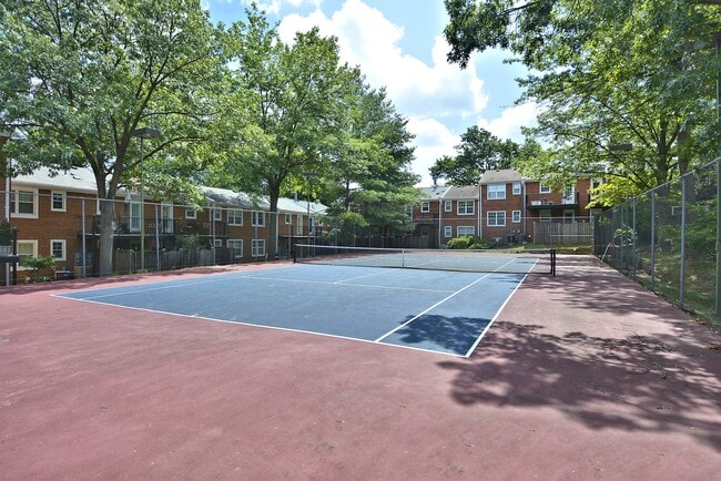 Building Photo - 2649 S Walter Reed Dr