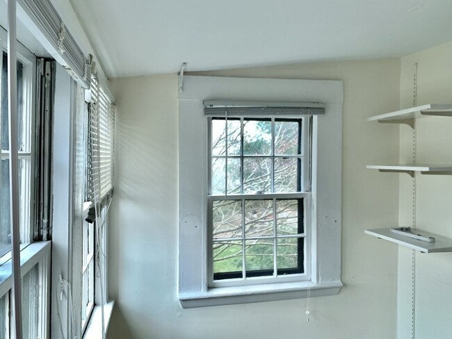 Building Photo - 10 Appian Way