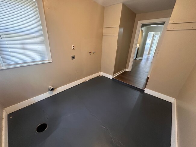 Building Photo - $875 - 3 bedroom/ 1.5 bathroom - Single Fa...