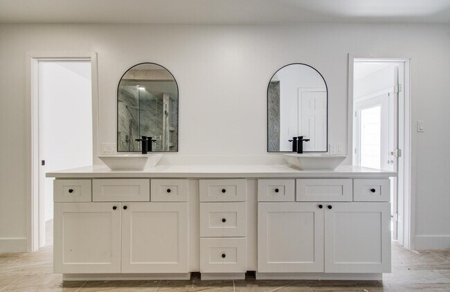 Building Photo - 494 Brandon Rd