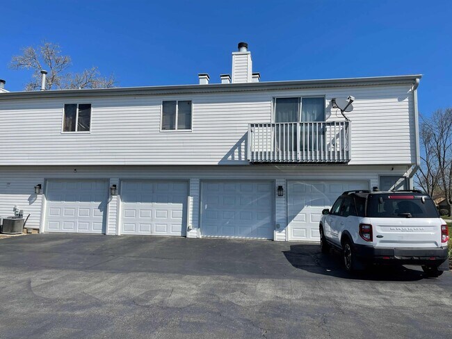 Building Photo - 211 E Oneida Ave