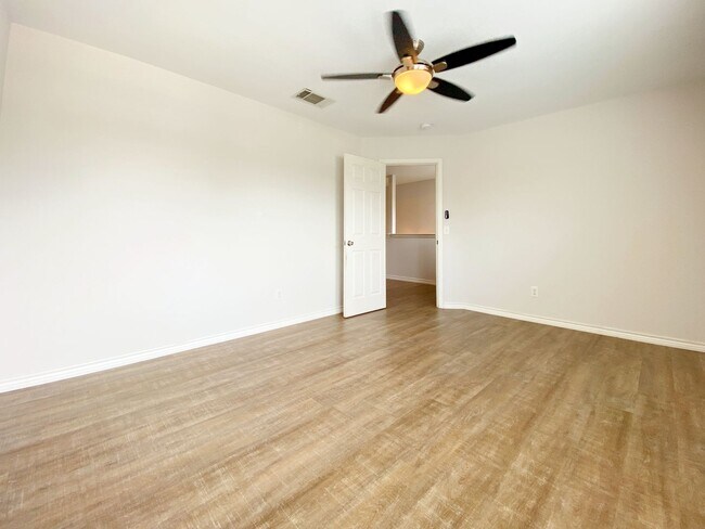 Building Photo - Spacious 4 Bed 3 Bath Rental with Modern Touches in Austin
