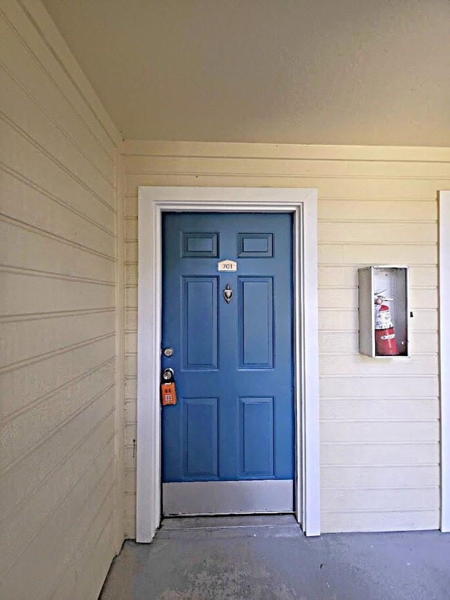 Building Photo - 01 + Den water included - Frist Floor unit...