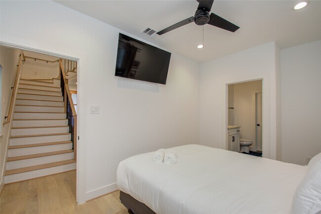 Building Photo - 2315 Sherwin St