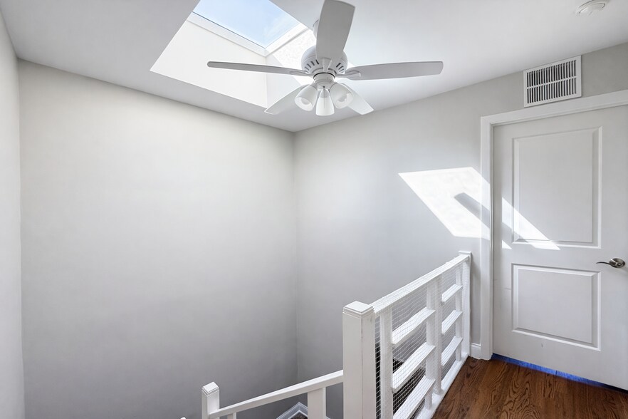 Building Photo - 805 W Wolfram St