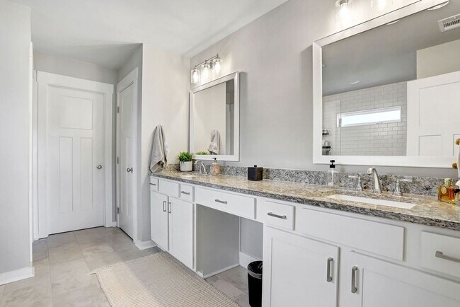 Building Photo - Spacious 4 bedroom 3 bath home with loft