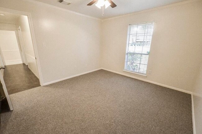 Building Photo - 25602 Oakhurst Dr