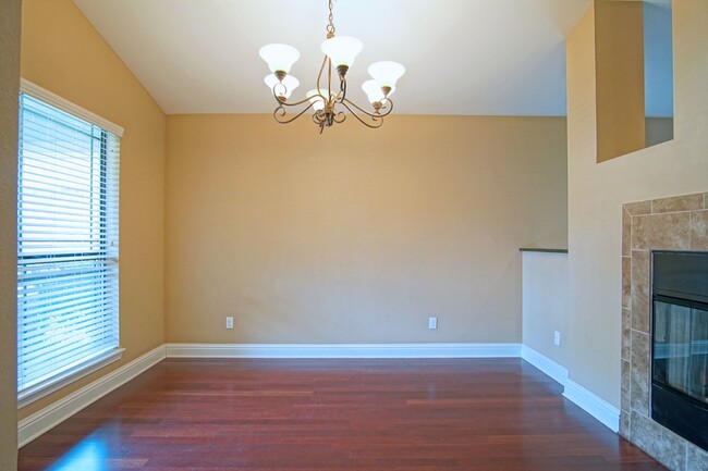 Building Photo - "Luxurious 3-Bedroom, 2-Bath Pet-Friendly ...