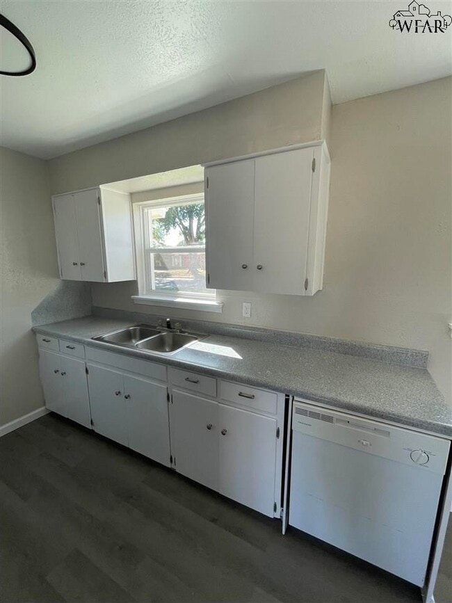 Building Photo - 5001 Lakefront Dr