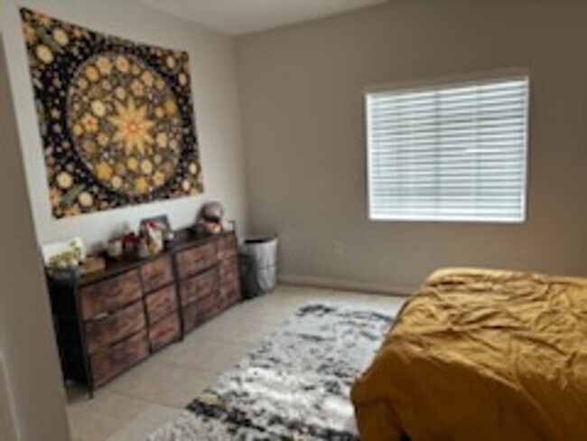 Building Photo - Villages Of Bloomingdale Condo