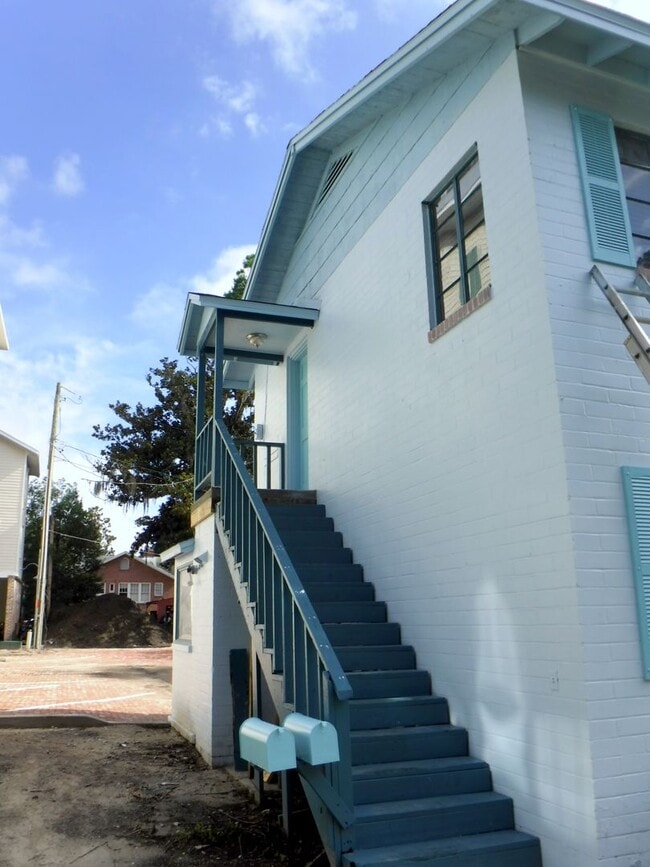 Building Photo - R1026 University Heights