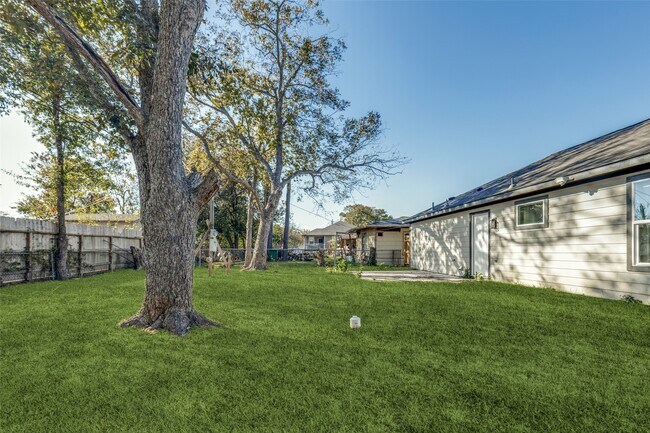 Building Photo - 5874 Belcrest St