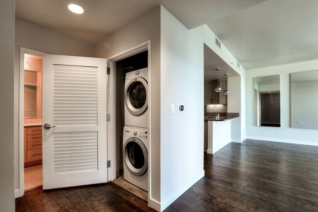 Building Photo - Gorgeous 1 Bedroom Condo with Floor to Cei...