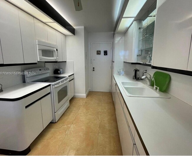 Building Photo - Beautiful 2-Bedroom, 2-Bathroom Apartment with Direct Ocean Views.