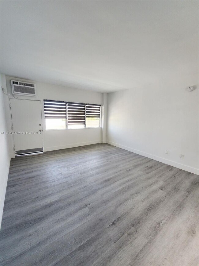 Building Photo - 2101 Normandy Dr