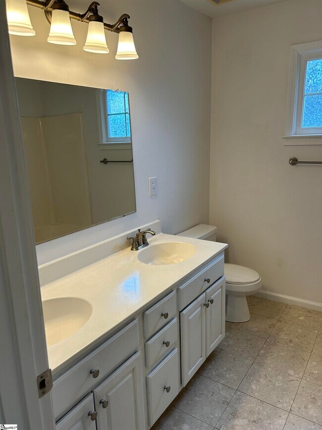 Building Photo - 4 Birchleaf Ln