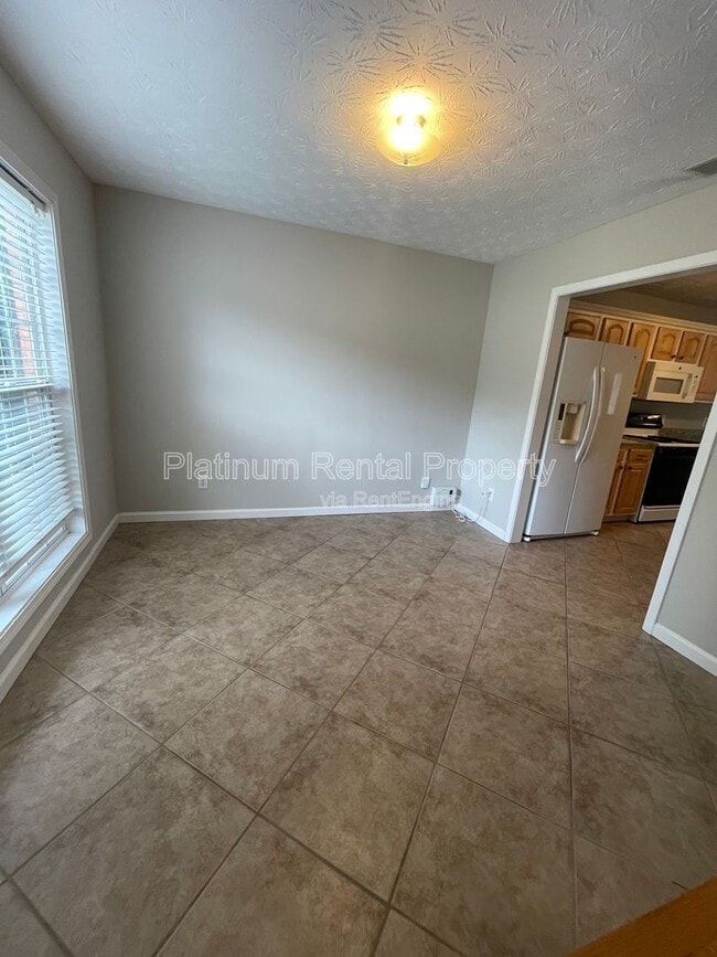 Building Photo - 475 Ellesmere Way