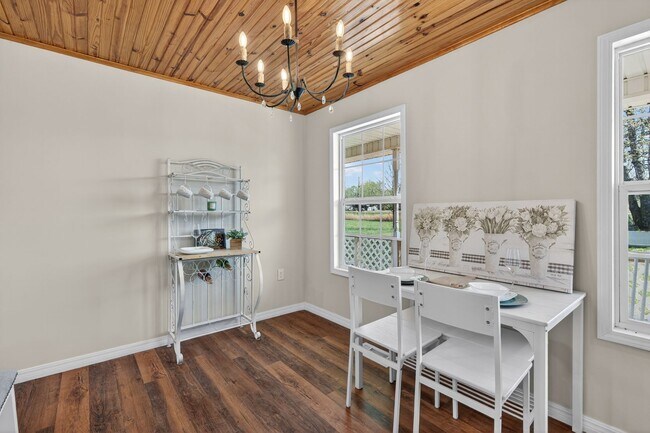 Building Photo - Country home equipped for on-site business!