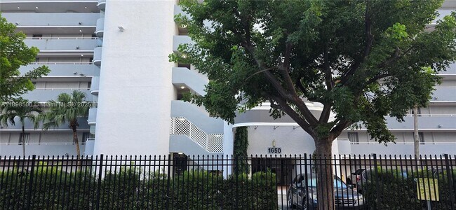 Building Photo - 1650 NE 115th St