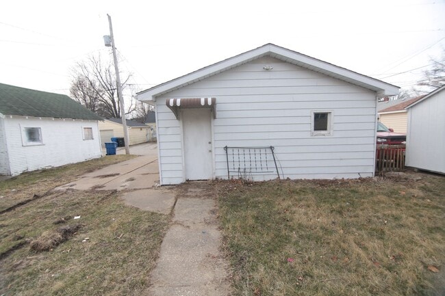 Building Photo - 2 Bedroom & Large Car Garage in Moline for...