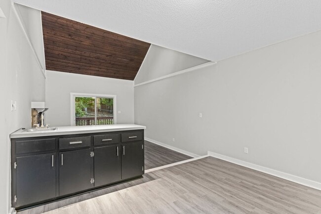 Building Photo - Newly Updated 2 Bedroom, 2 Bath Duplex nea...