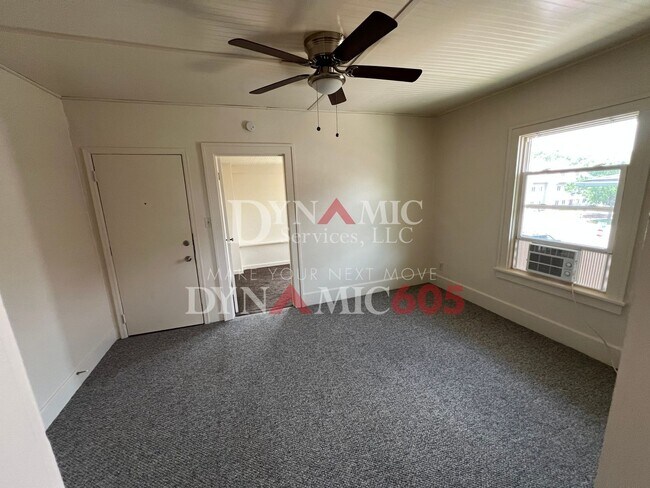 Building Photo - Upper Level 2BR/1BA in Downtown Sioux Falls
