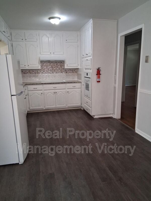 Building Photo - 409 10th Ave
