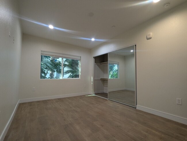 Building Photo - 14411 Vanowen St