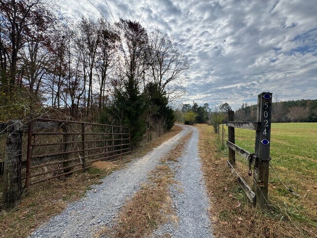 Building Photo - Private 3/2 Country House- $1,595