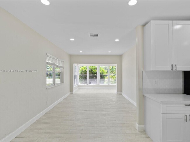 Building Photo - 113 SW 22nd Ave