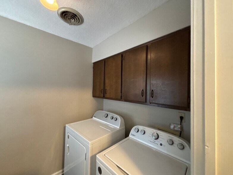 Building Photo - 3104 Ingleside Dr