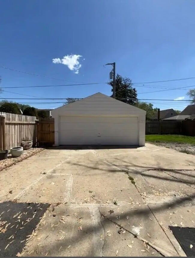 Building Photo - 3-Bedroom 2 Bath house for rent available NOW $1850.00