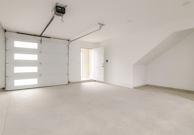Building Photo - Your Bend Retreat: Spacious Townhouse with...