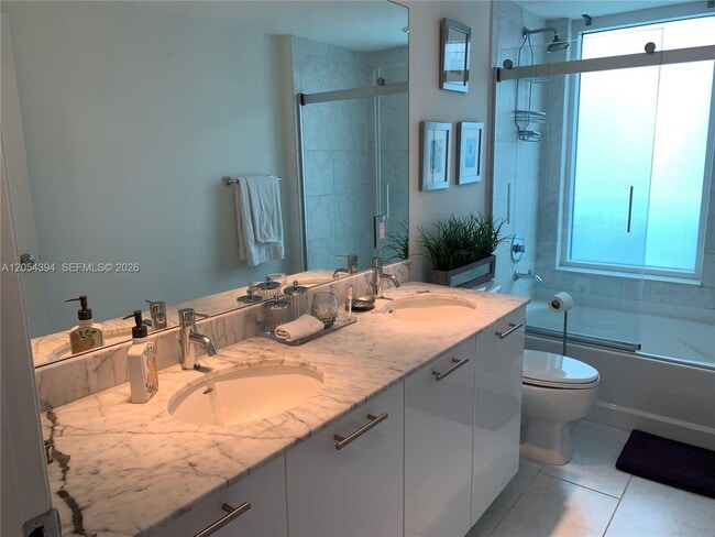 Building Photo - 950 Brickell Bay Dr