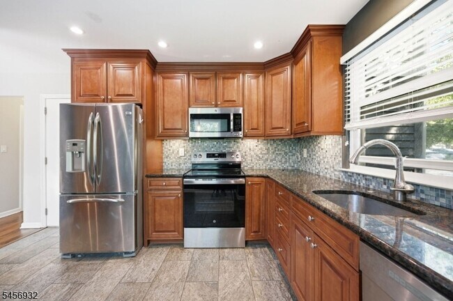 Building Photo - 81 Village Cir